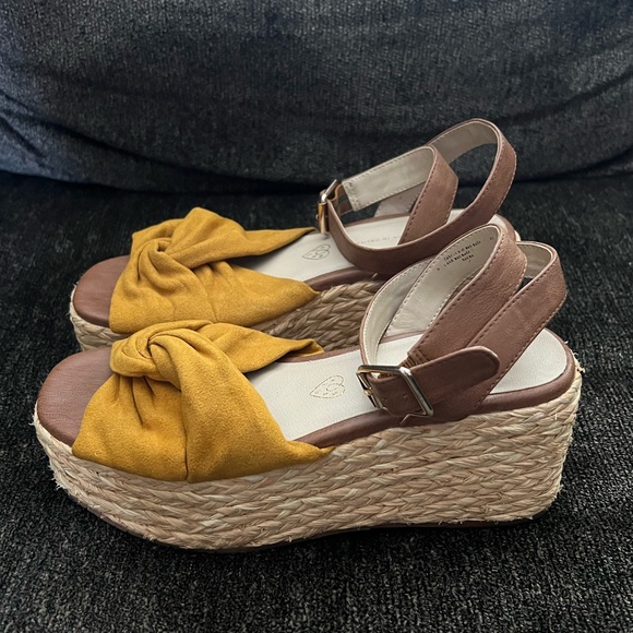 Yellow wedge sandal by BC (born in California) - Picture 4 of 9